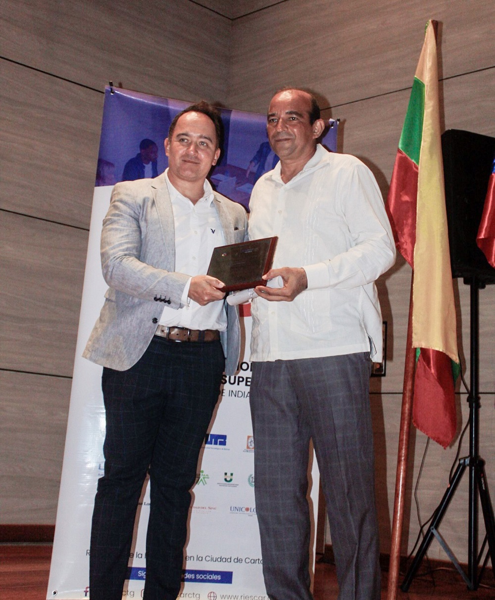 Educación con impacto: docentes de la UAN son homenajeados en los Premios Riescar 2025