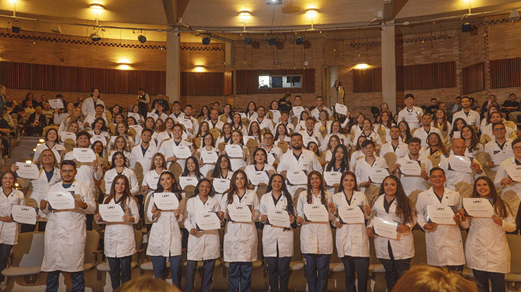Una nueva generación se viste de blanco: estudiantes de Medicina celebran su ceremonia de transición al internado