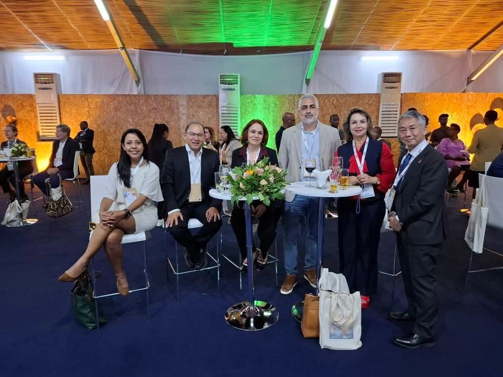 Un grupo de representantes internacionales comparte un momento de networking durante un evento académico