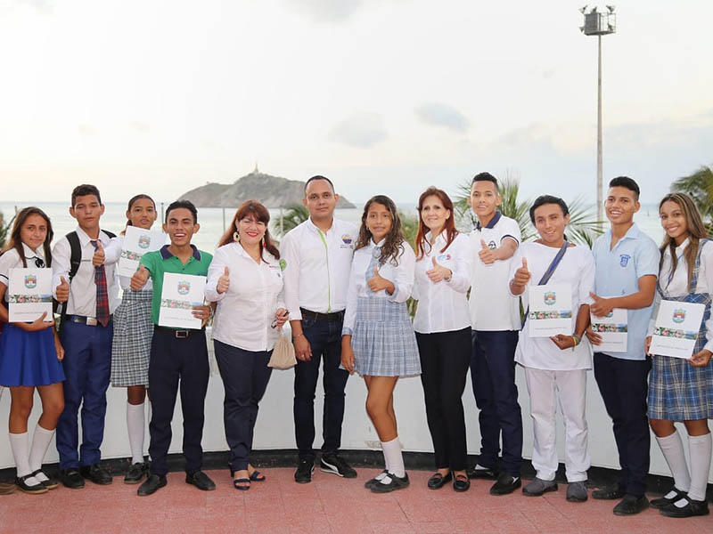 GobernadoraseReuneconBecarios