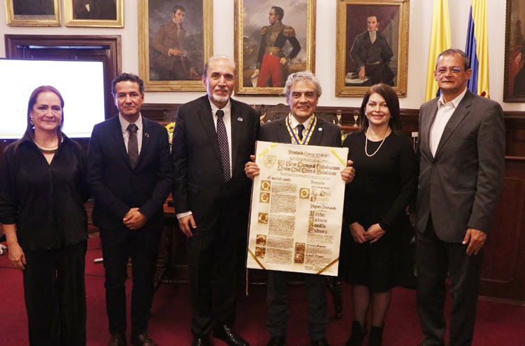 RectorUANRecibeMedallaCruzPopayan